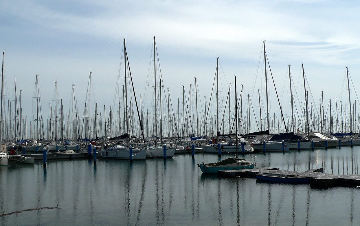 Barche a vela ormeggiate a Marina di Ravenna