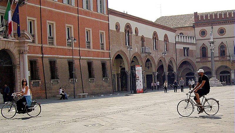 Ravenna - piazza del popolo - centro storico - bicicletta - edificio storico