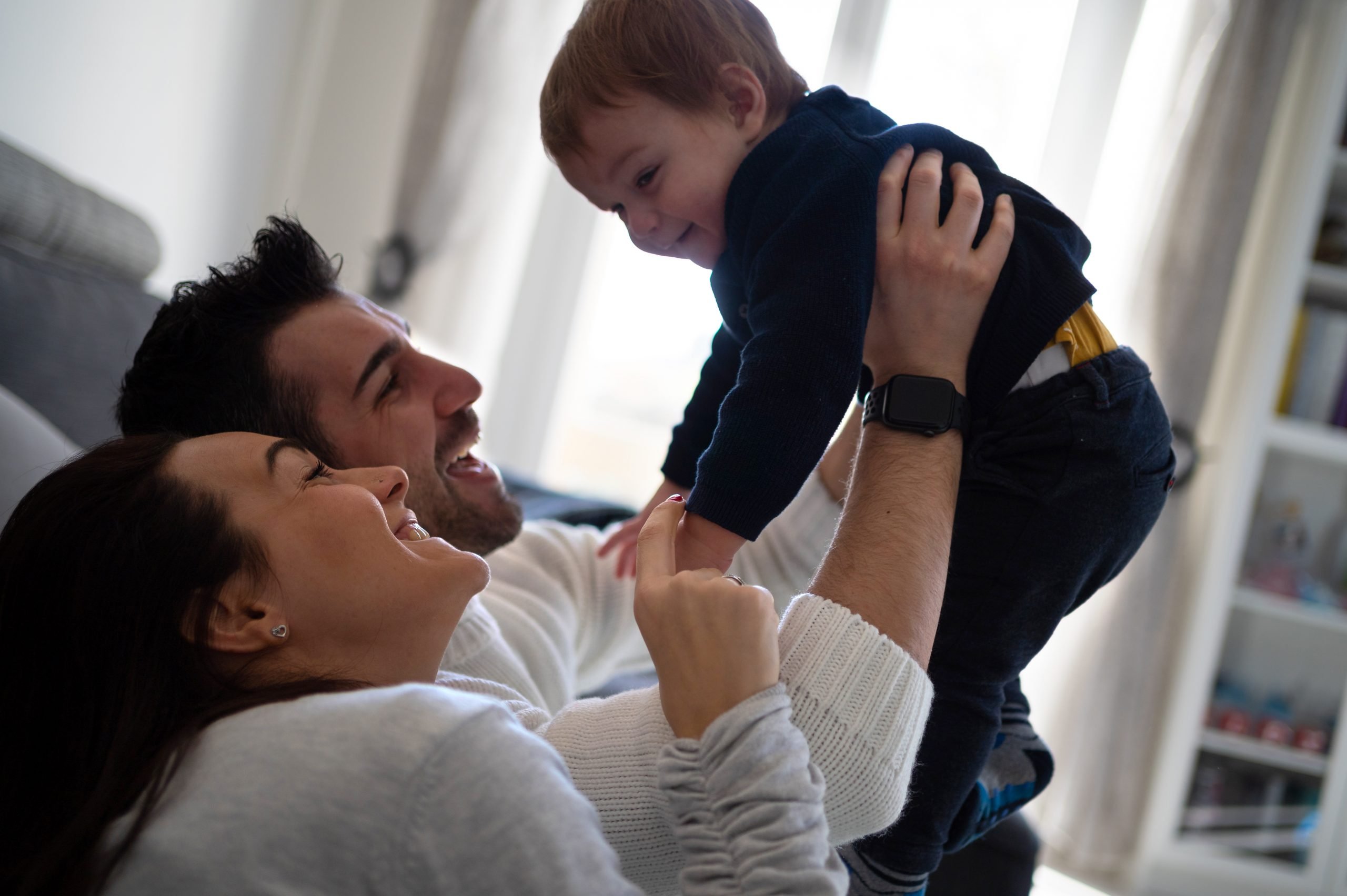 giovane coppia con figlio