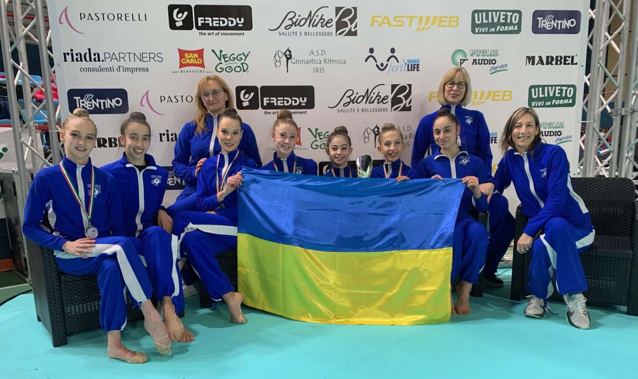 la squadra Endas cervia al campionato con la bandiera dell'Ucraina