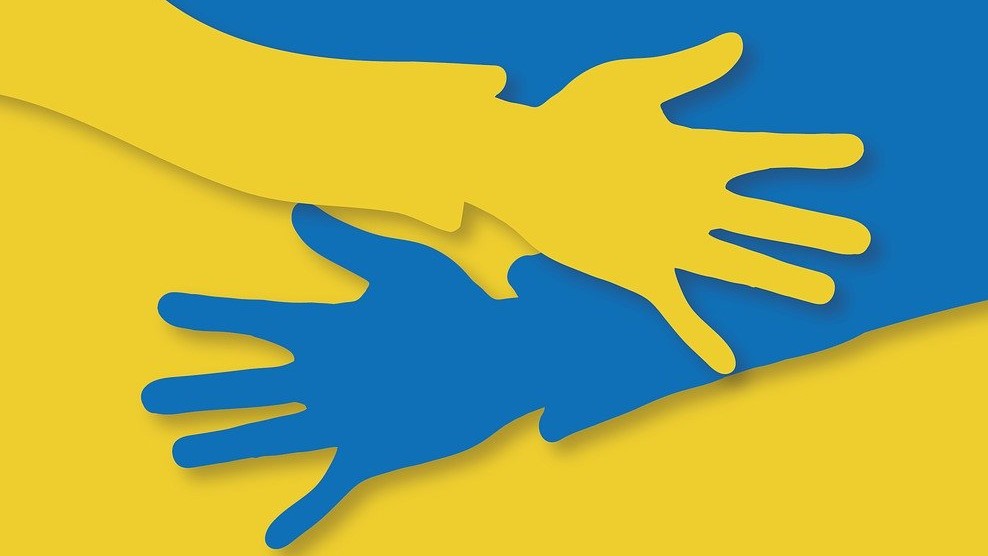 mani con bandiera ucraina