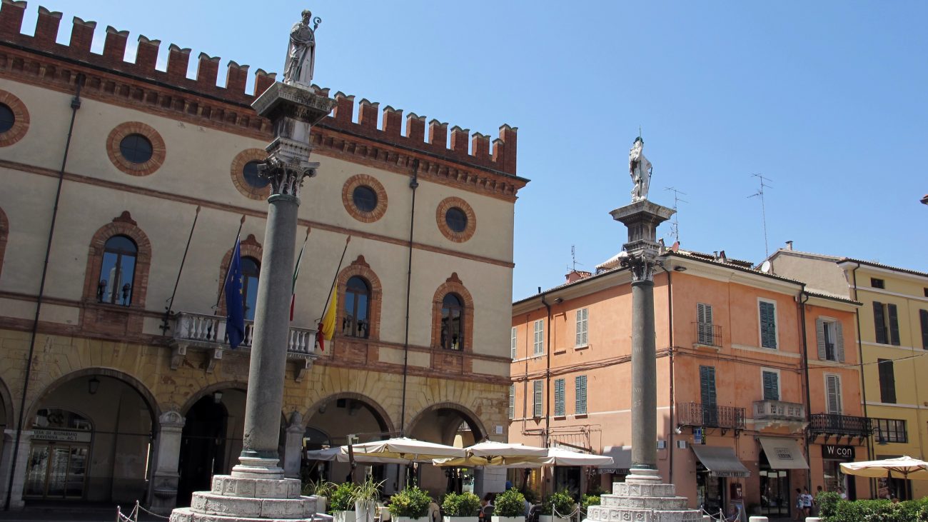 Facciata del palazzo del Comune con in primo piano le due colonne veneziane