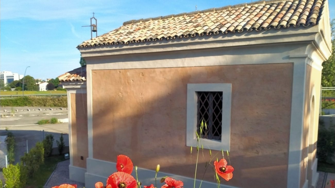 foto chiesetta madonna di pompei con i papaveri