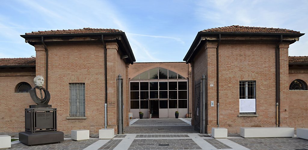 Biblioteca_di_Russi_entrata-Francesca- Collina-Wikimedia
