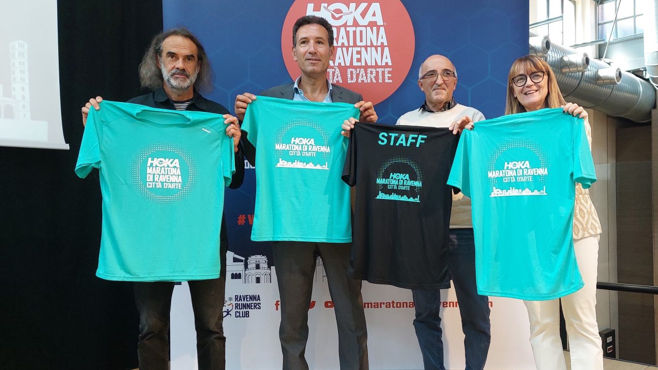 Foto presentazione t-shirt ufficiale HOKA Maratona di Ravenna 2022 6