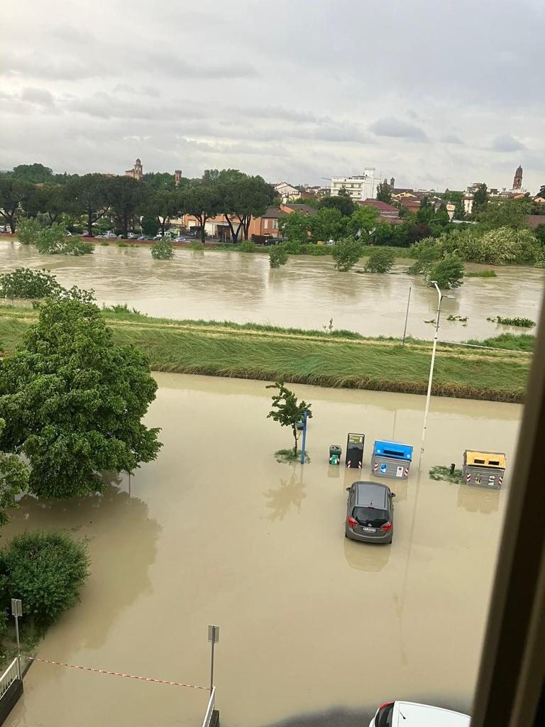 Faenza alluvione, cittadini in aiuto con canoe tra le case