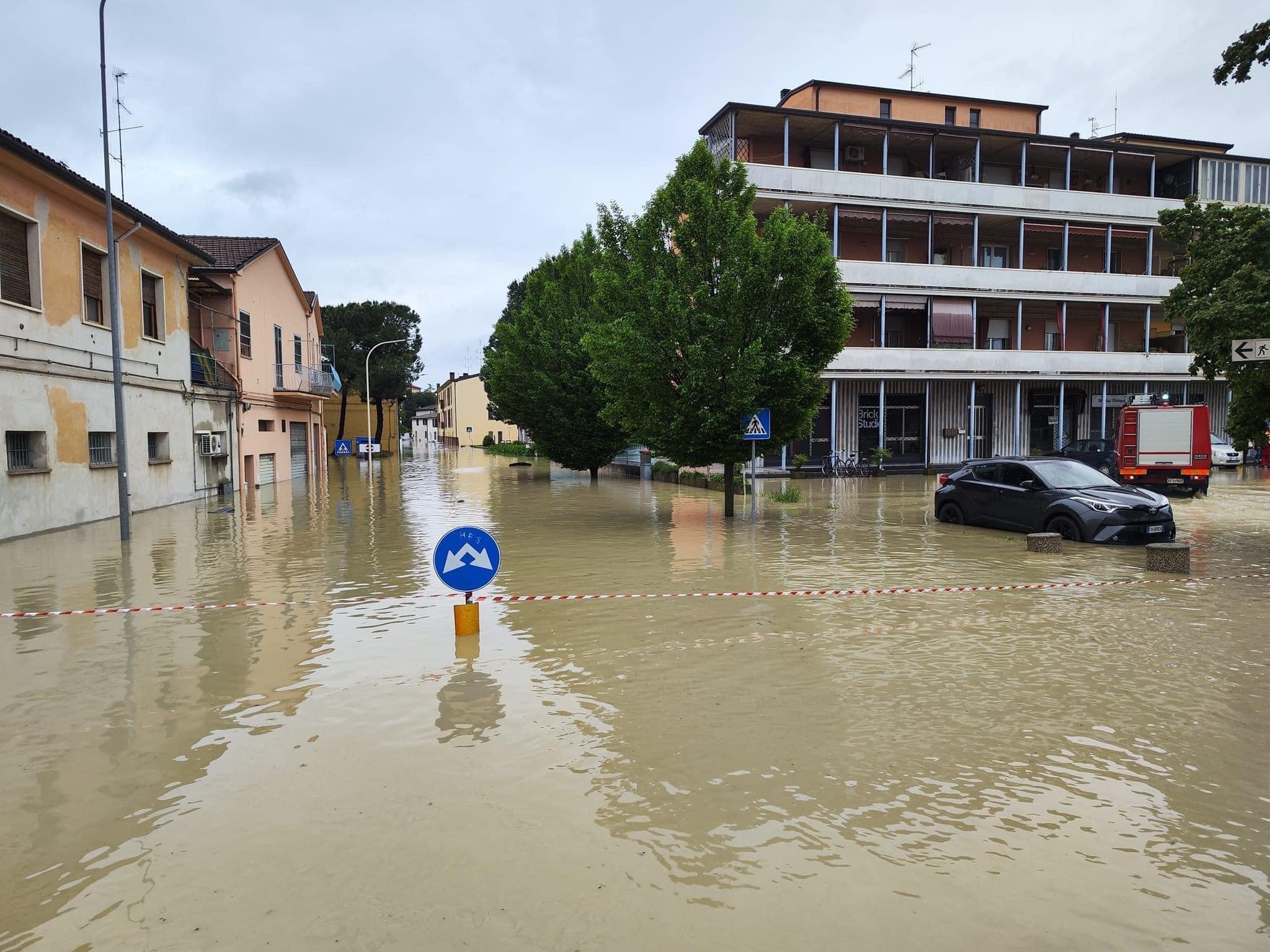 Faenza alluvione, cittadini in aiuto con canoe tra le case